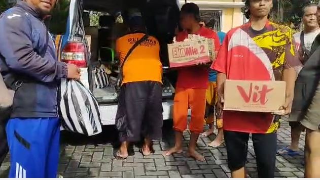 Penyaluran logistik nasi bungkus kepada korban banjir solo