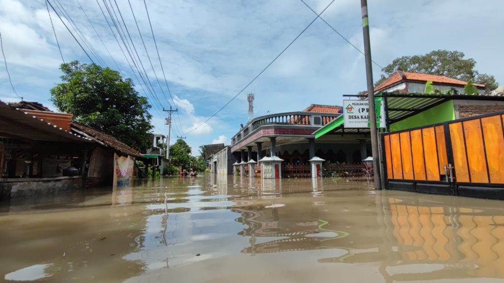 penyaluran logistik nasi bungkus banjir solo