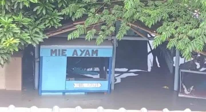 rumah terendam banjir solo 17 februari 2023