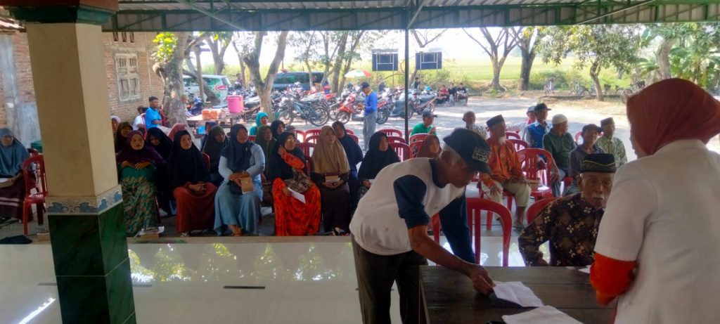 Antusiasme Warga mengkikuti pemeriksaan dan pengobatan gratis