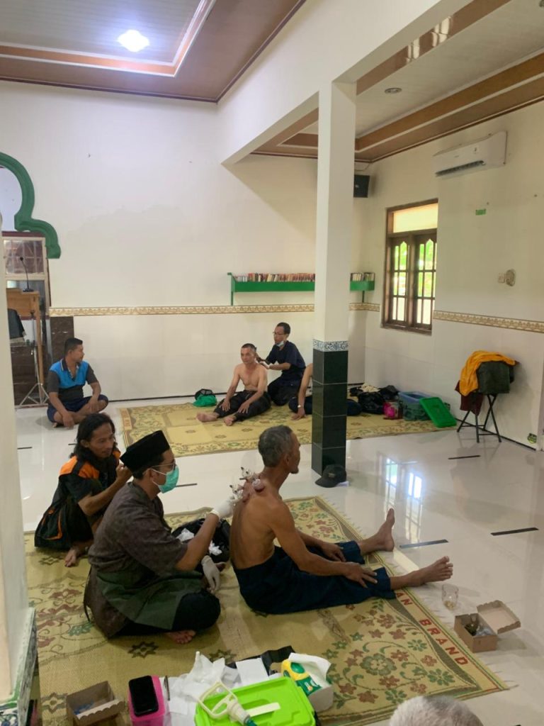 Peserta terapi bekam gratis mendapatkan pelayanan